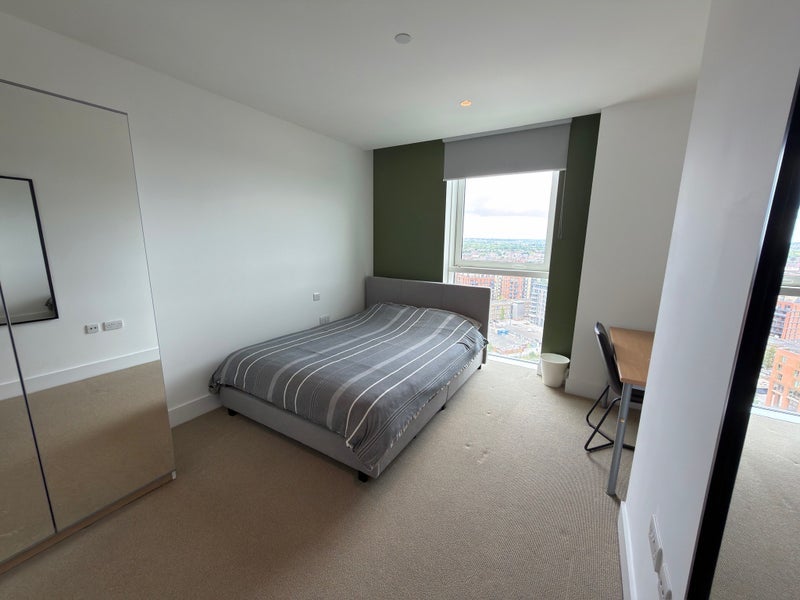 Room Daneland Walk in Greater London