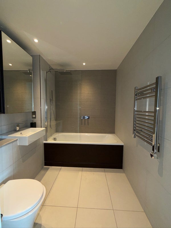 Room Daneland Walk in Greater London