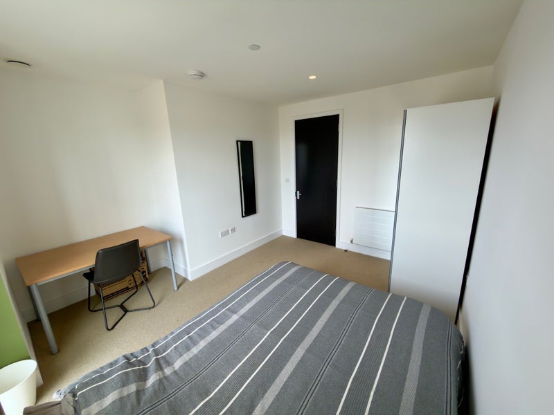 Room Daneland Walk in Greater London