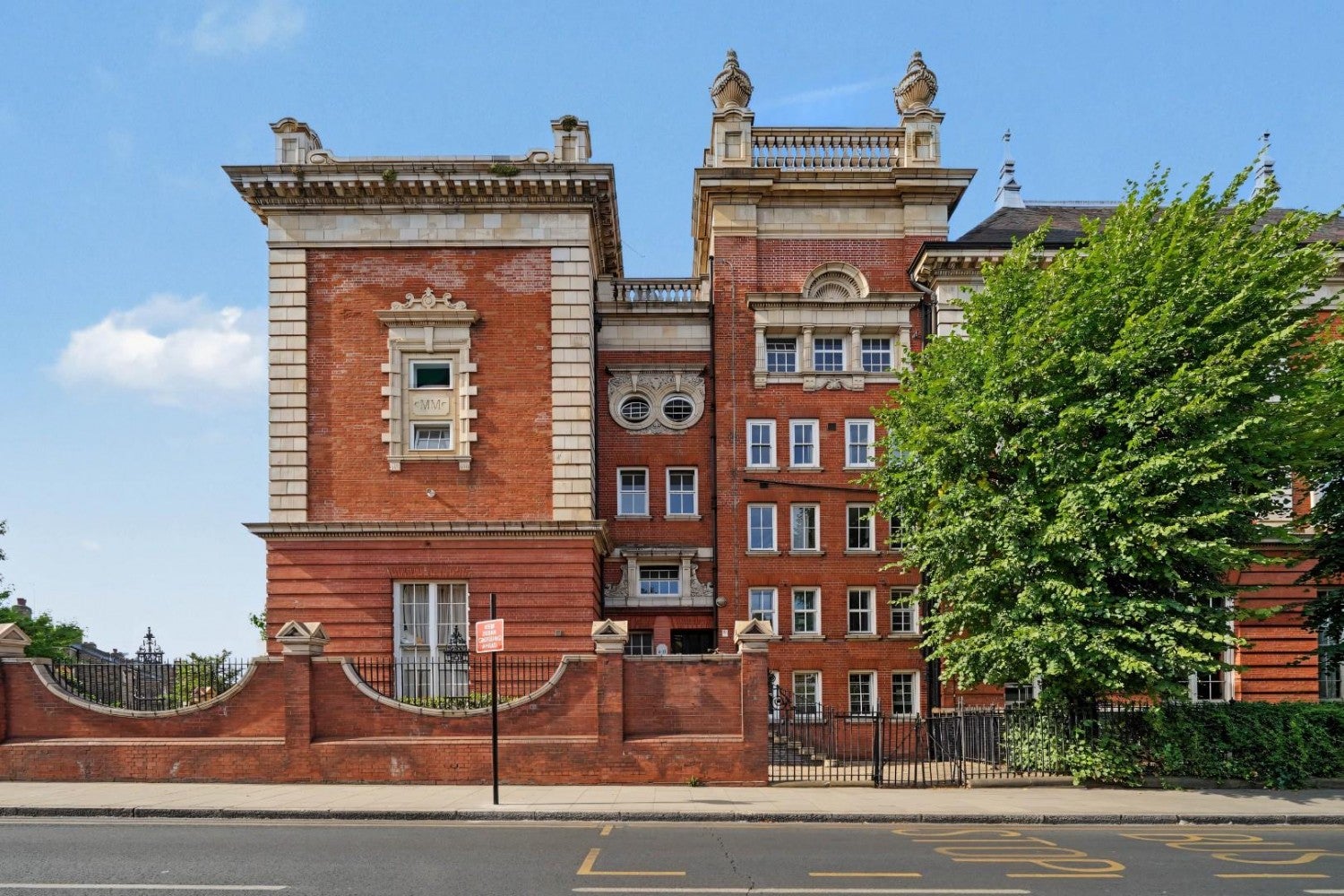 Flat Bramshaw Road in Greater London