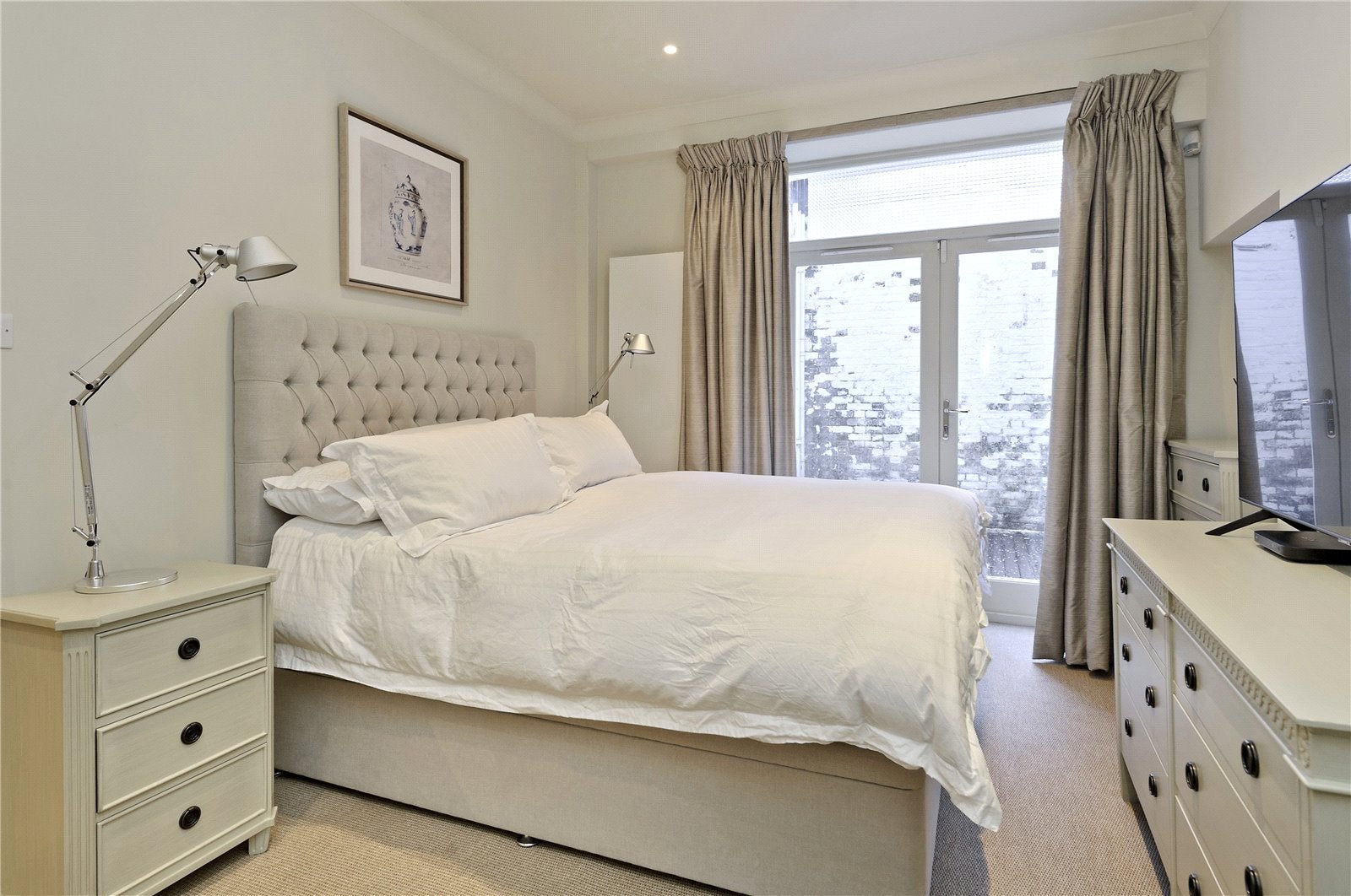 Flat Hornton Street in Greater London