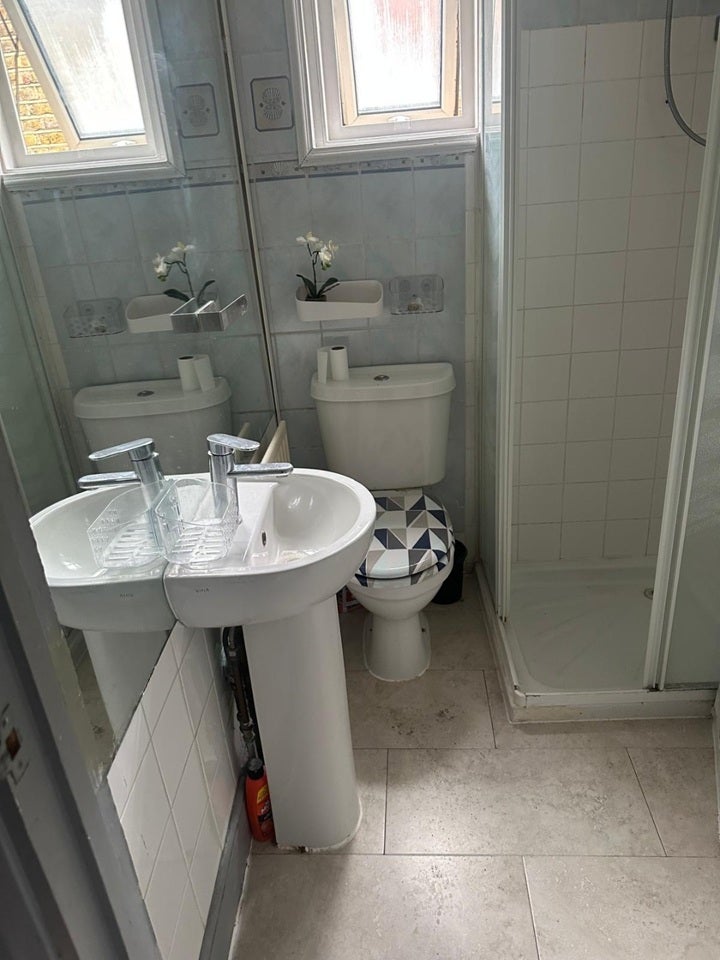 Flat Carew Road in Greater London
