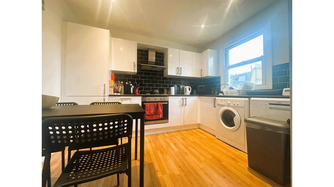 Flat Kilmaine Road in Greater London