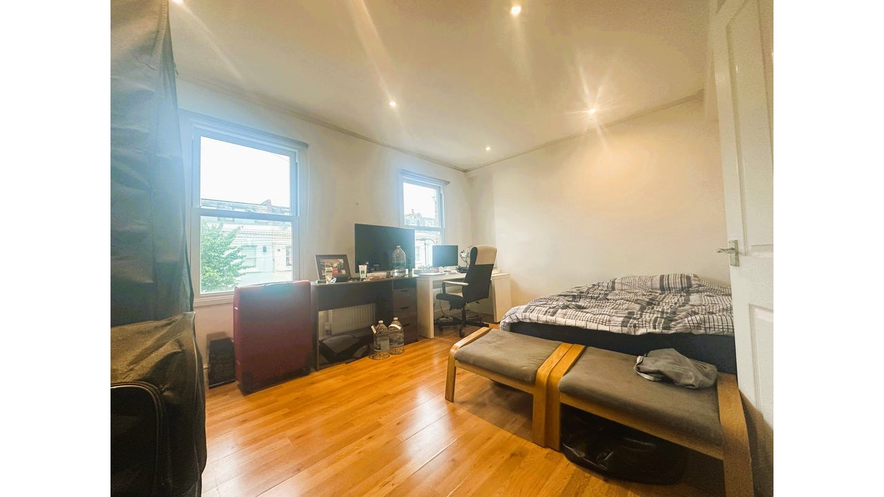 Flat Kilmaine Road in Greater London