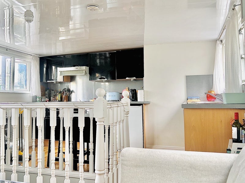 Room Bridges Court in Greater London