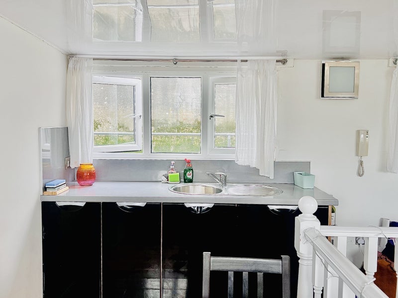 Room Bridges Court in Greater London