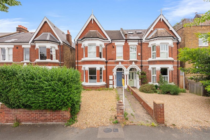 Flat Rosendale Road in Greater London
