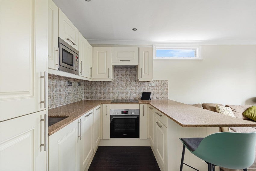 Flat Rosendale Road in Greater London
