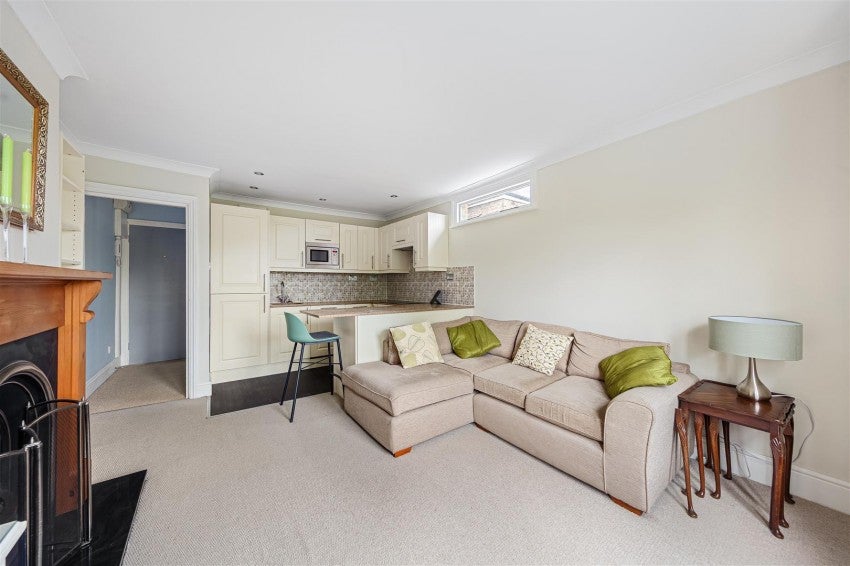 Flat Rosendale Road in Greater London