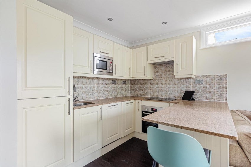 Flat Rosendale Road in Greater London