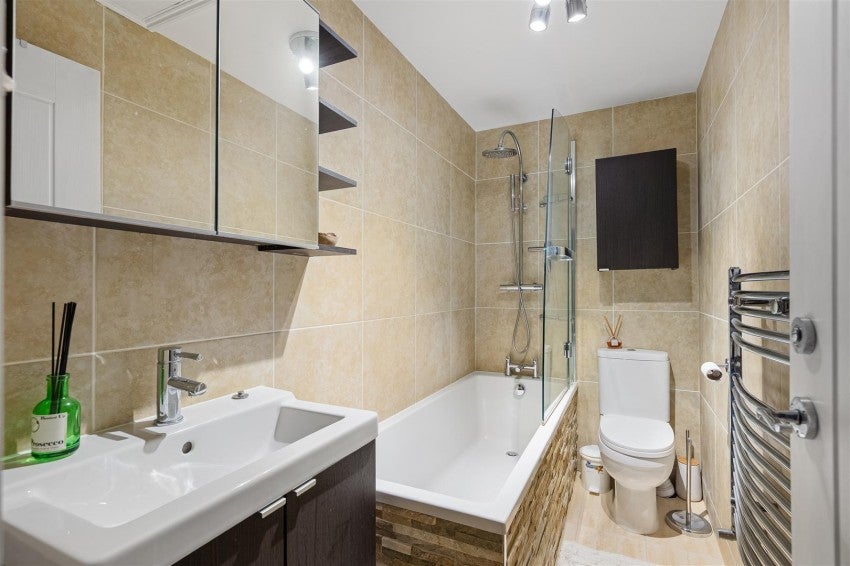 Flat Rosendale Road in Greater London