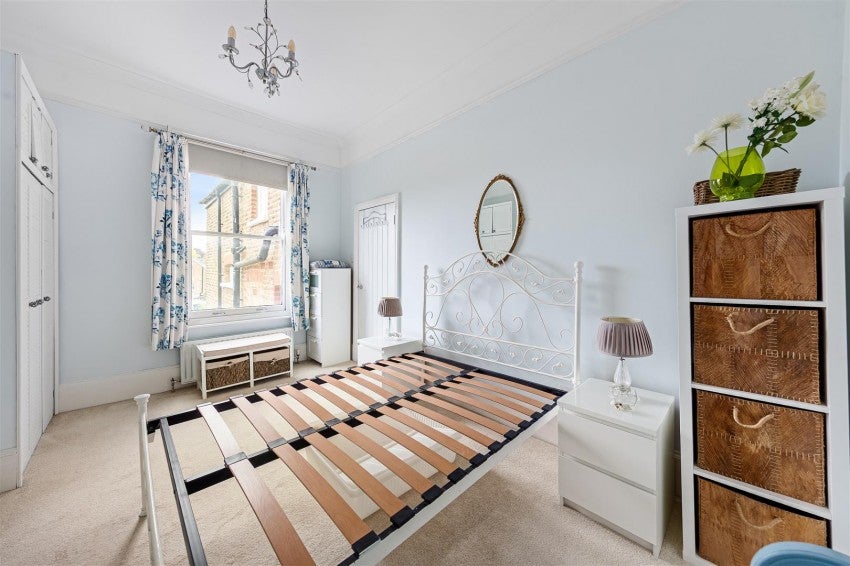 Flat Rosendale Road in Greater London