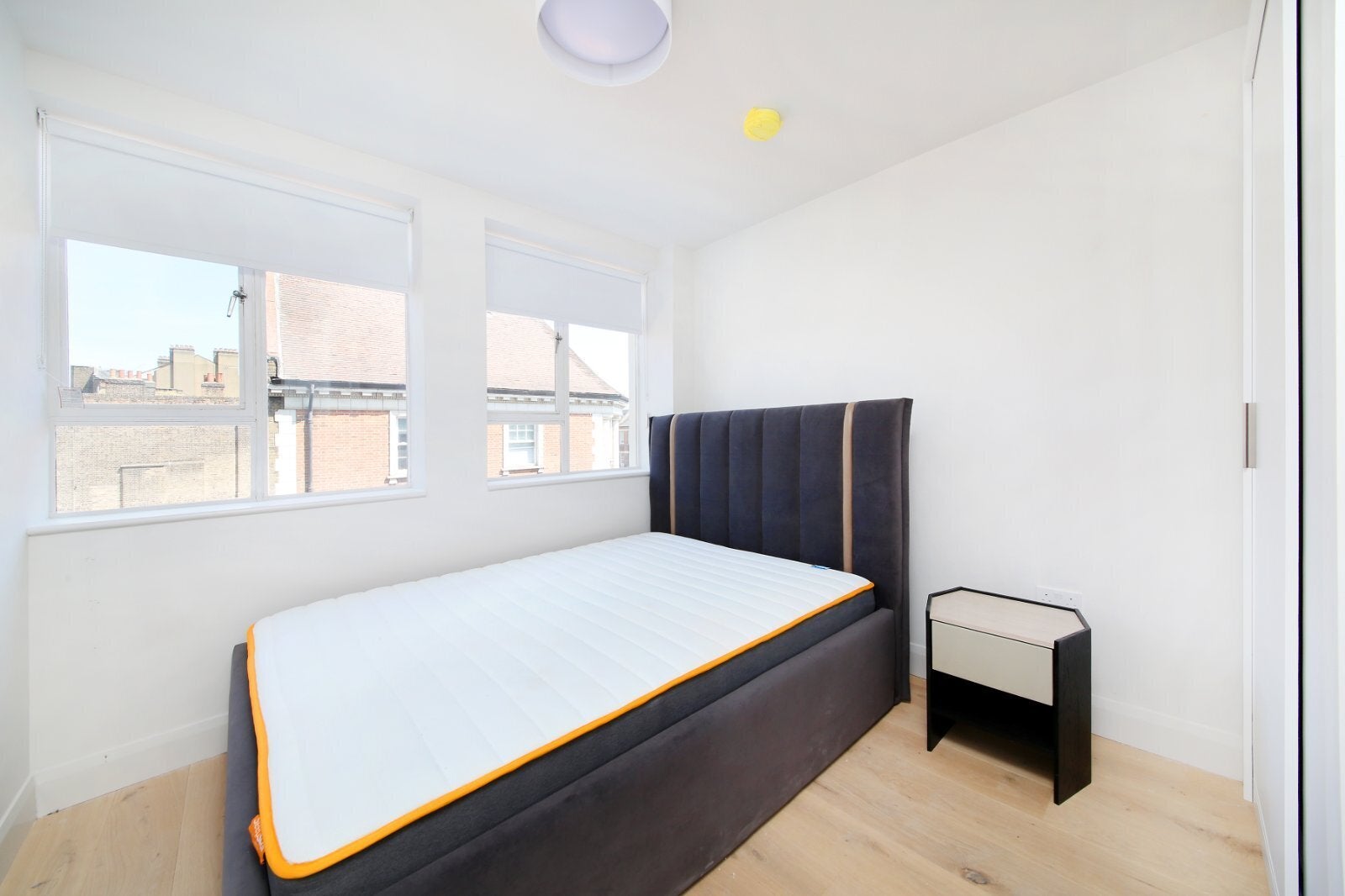 Flat Clapham High Street in Greater London
