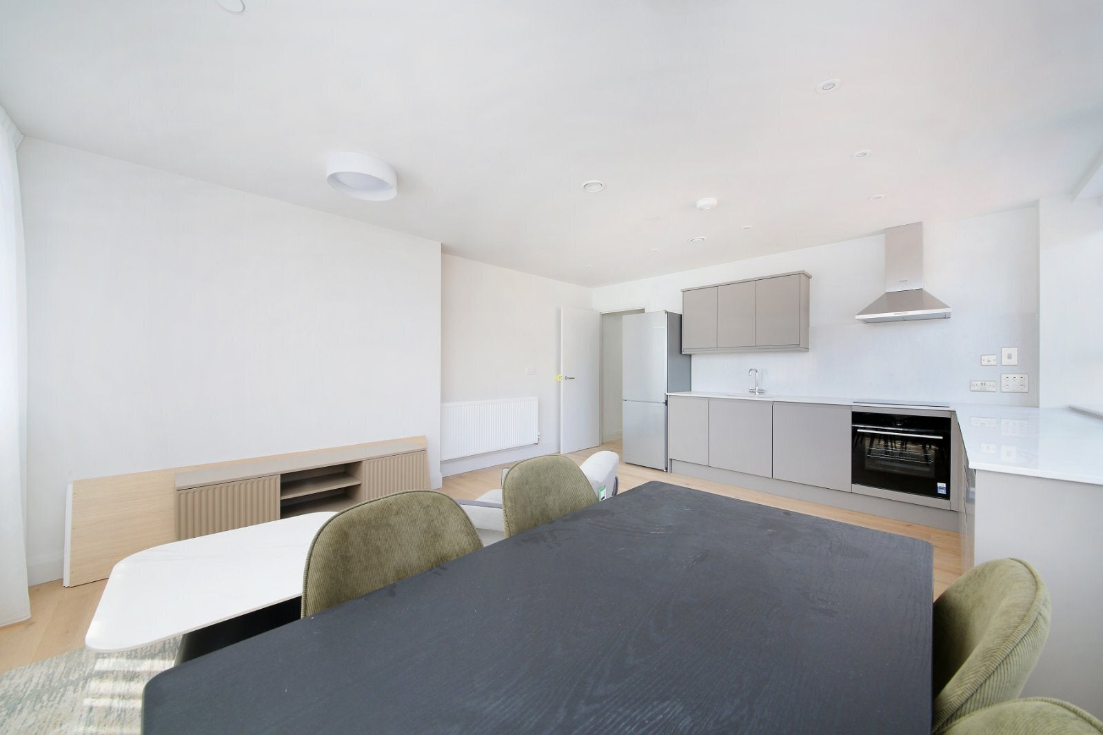 Flat Clapham High Street in Greater London