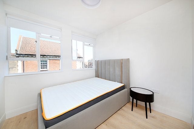 Flat Clapham High Street in Greater London