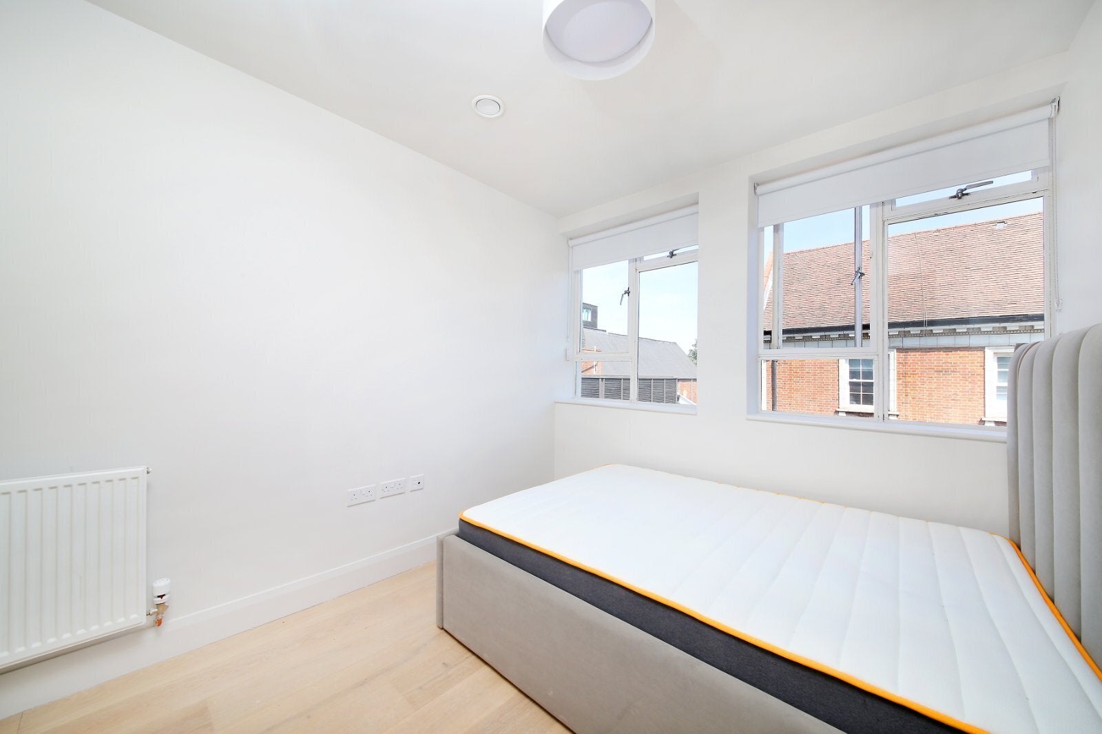 Flat Clapham High Street in Greater London