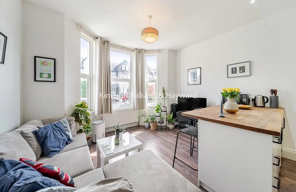 Flat Tankerville Road in Greater London