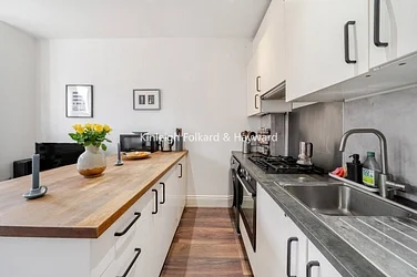 Flat Tankerville Road in Greater London