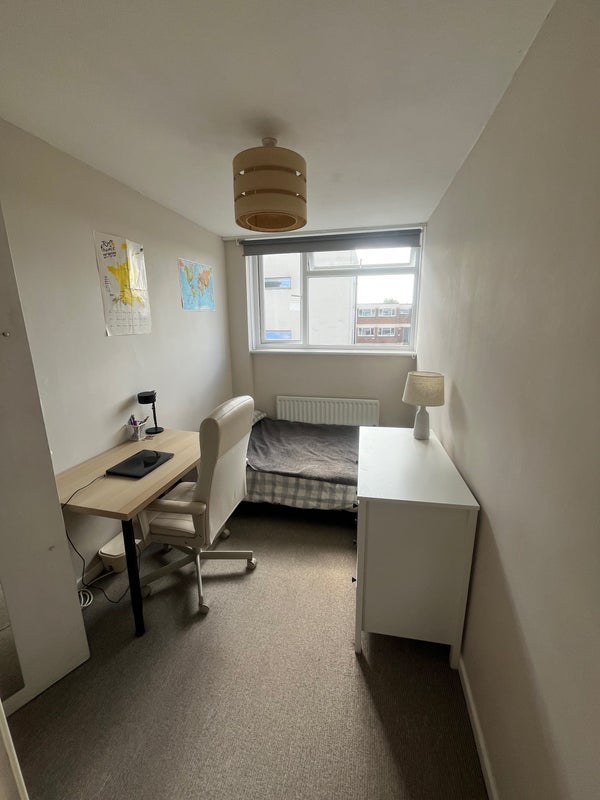 Room Chatham Road in Greater London