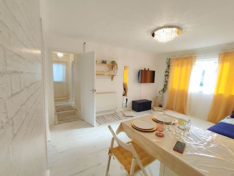 Flat Roveley Court in Milton Keynes