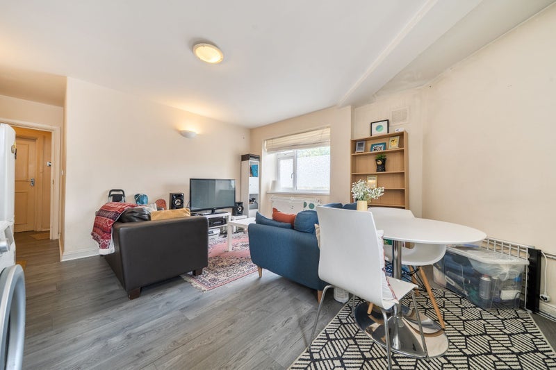 Flat Barkworth Road in Greater London