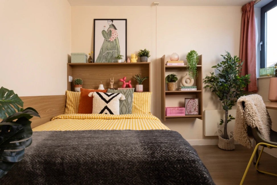 Room Dumbarton Road in Glasgow