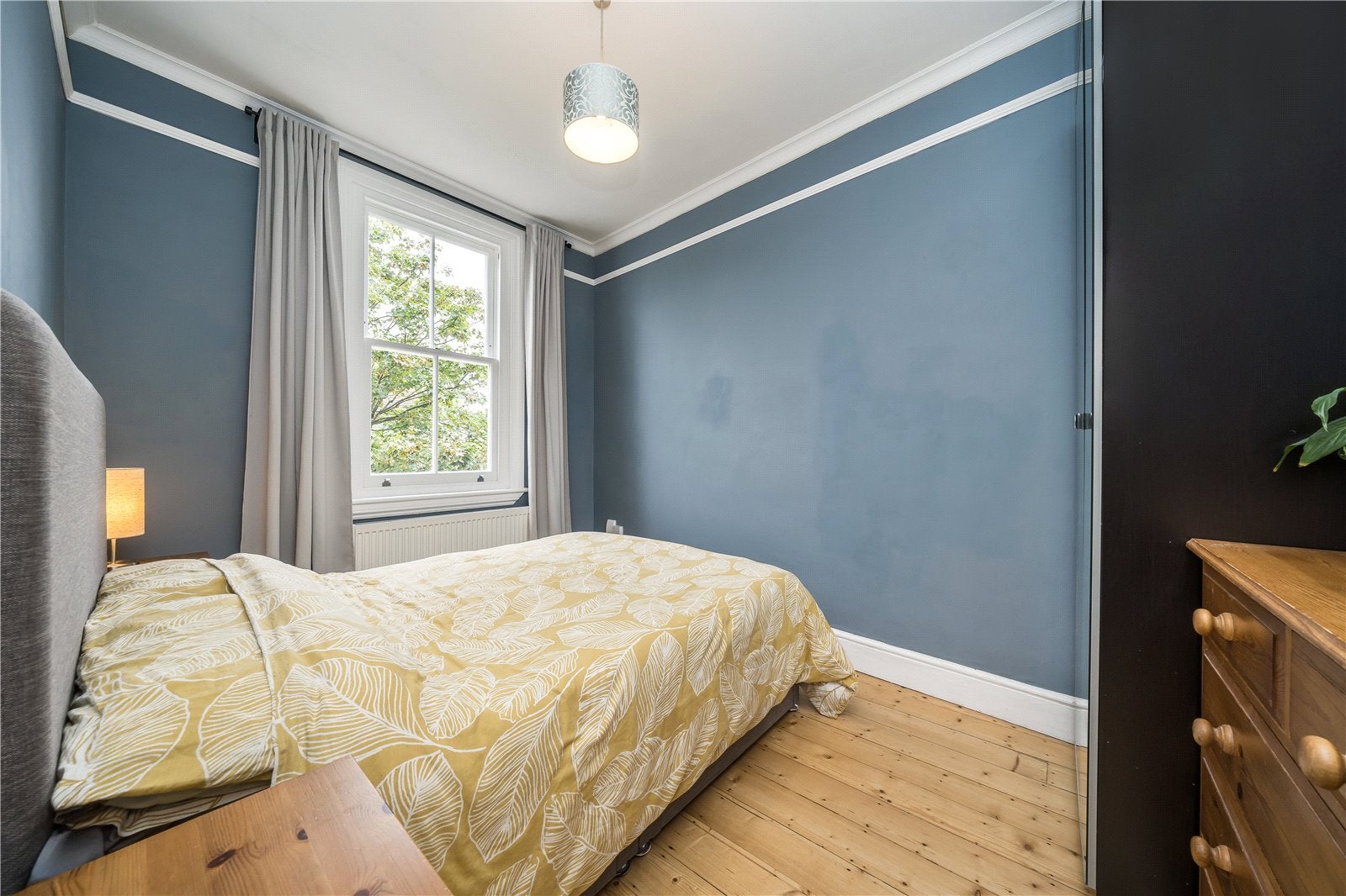 Flat Wellington Gardens in Greater London