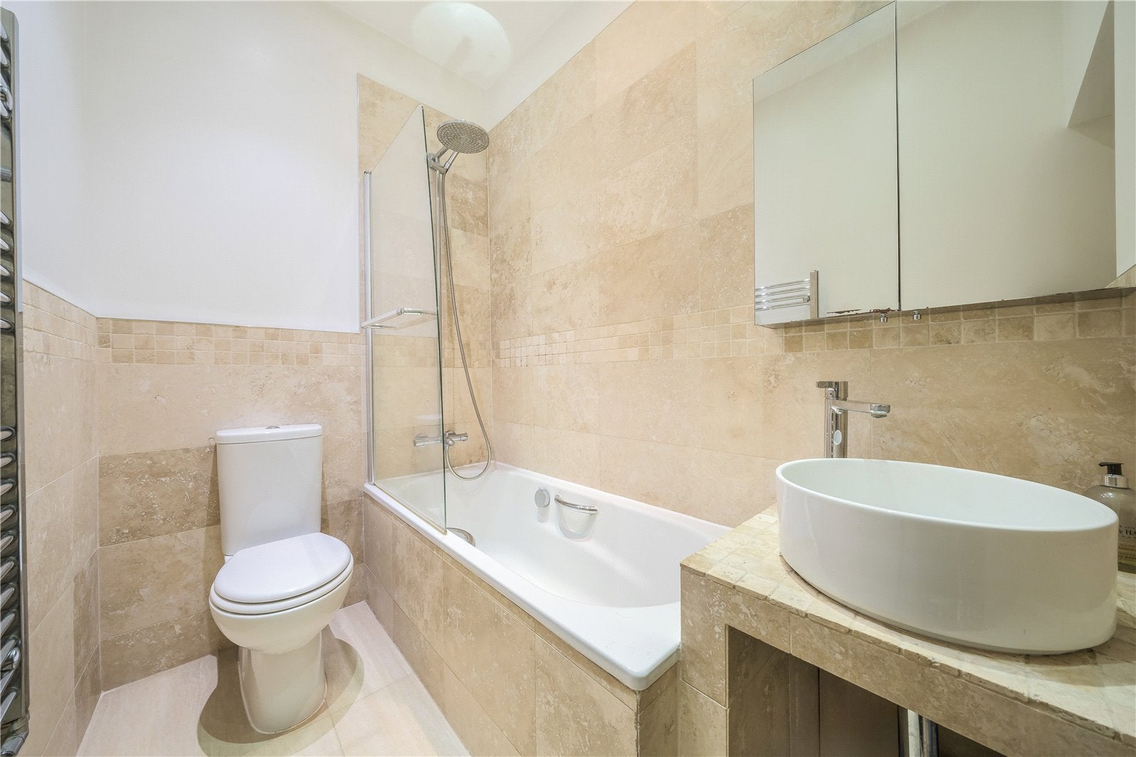 Flat Wellington Gardens in Greater London