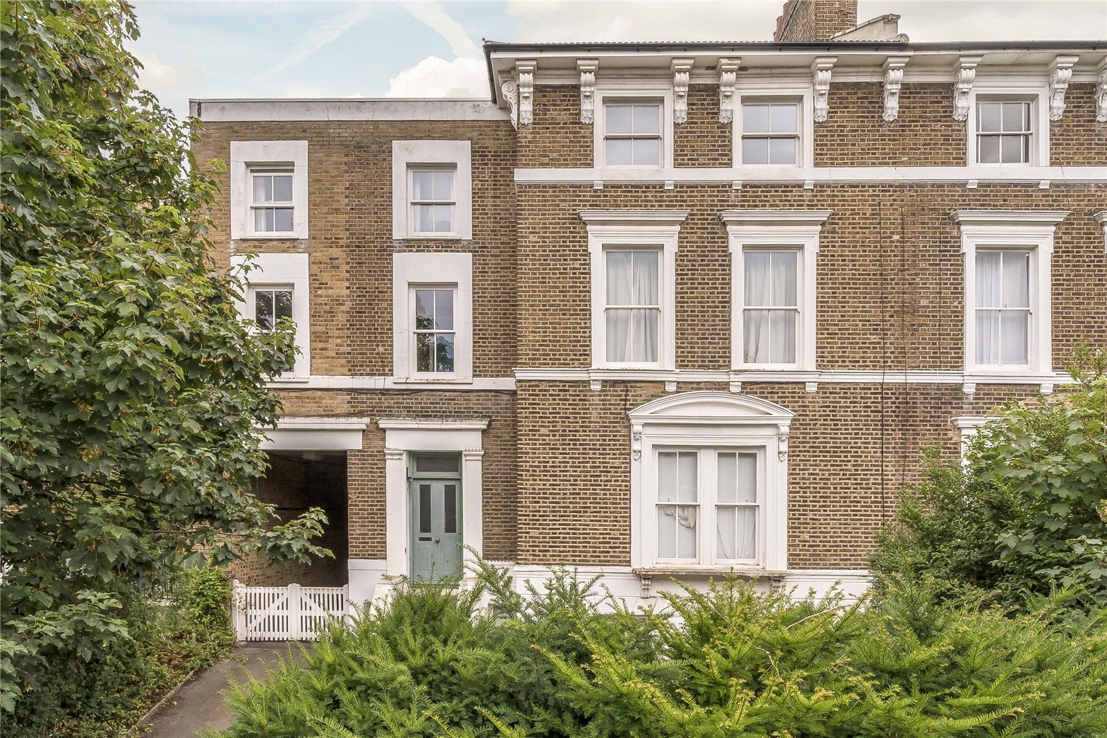 Flat Wellington Gardens in Greater London