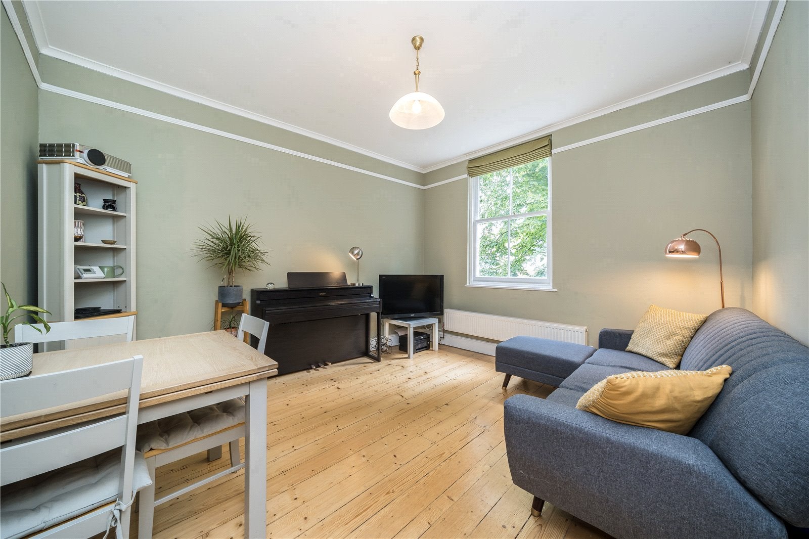 Flat Wellington Gardens in Greater London