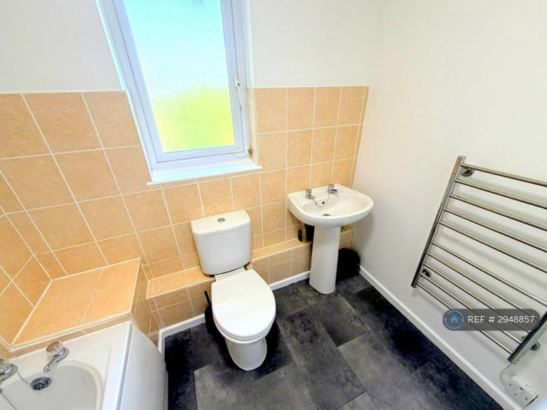 Flat Pointer Close in Greater London