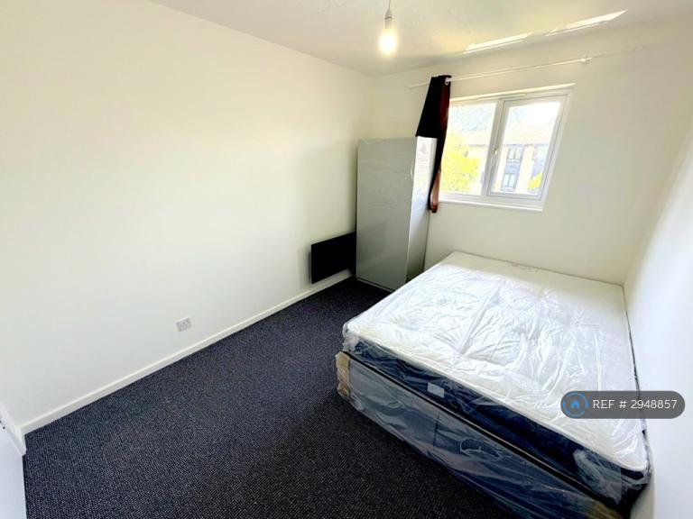 Flat Pointer Close in Greater London