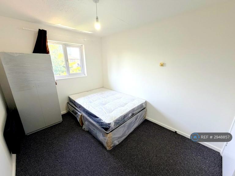 Flat Pointer Close in Greater London