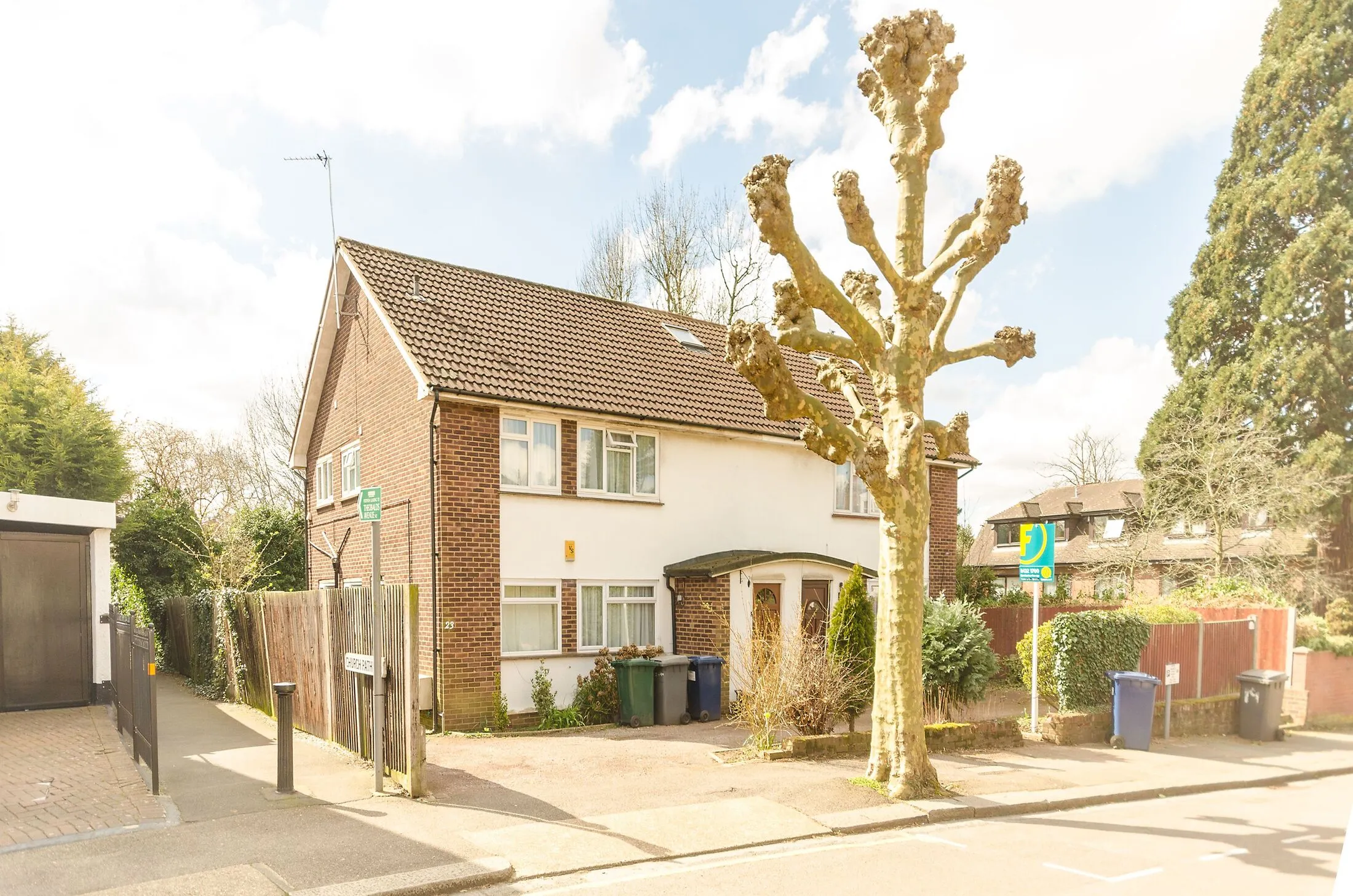 Flat Woodside Grove in Greater London