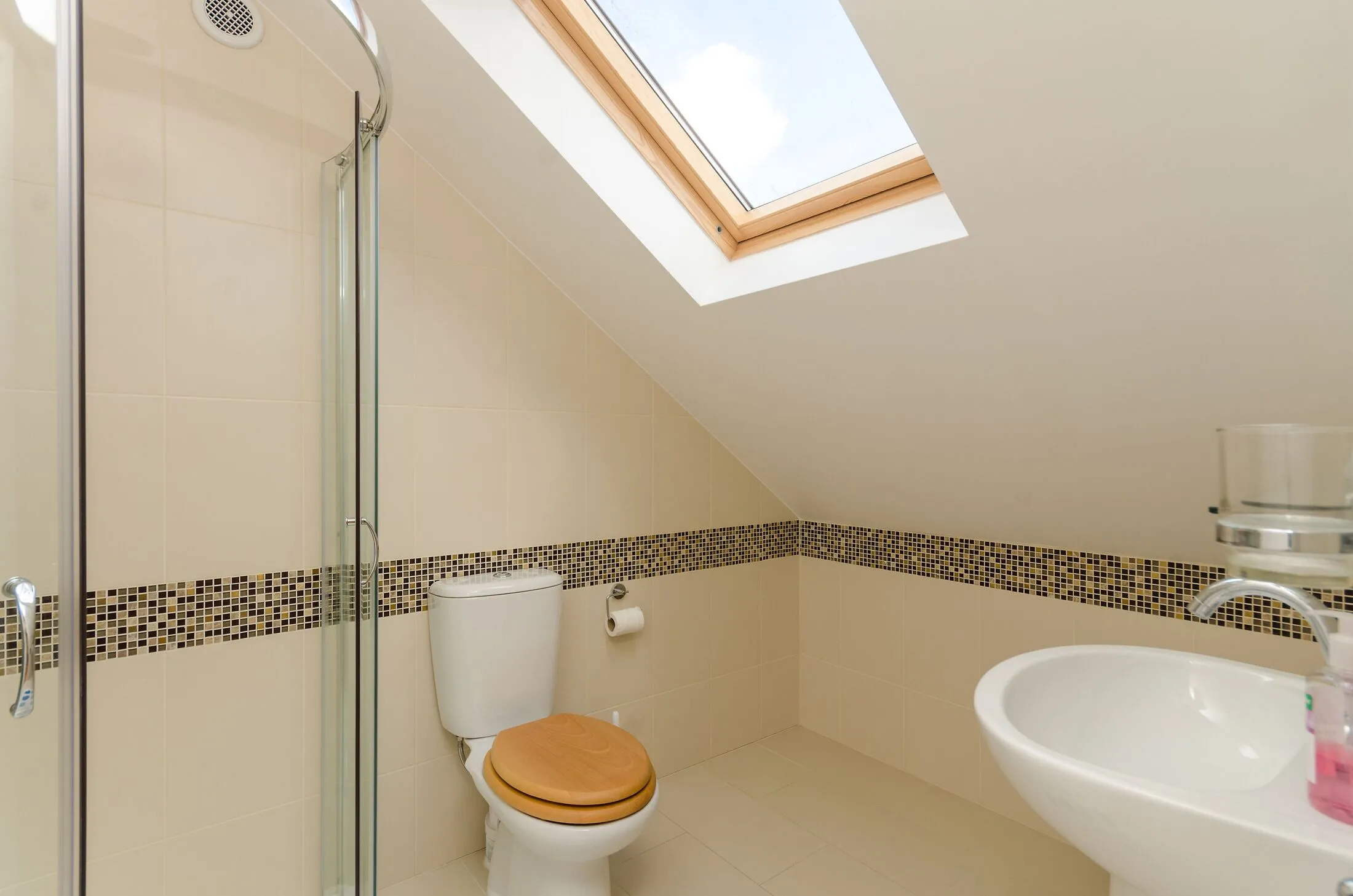 Flat Woodside Grove in Greater London
