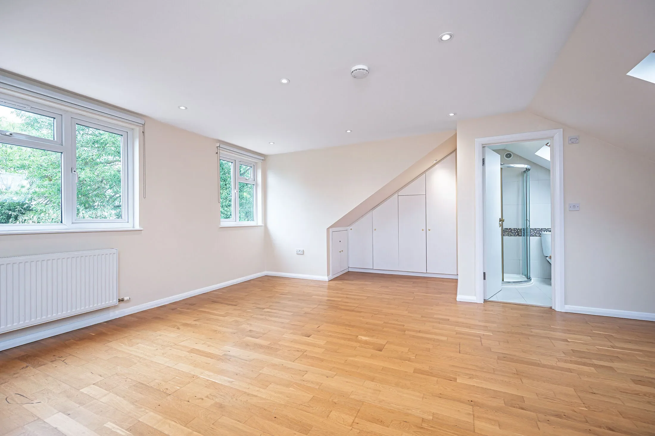 Flat Limes Avenue in Greater London