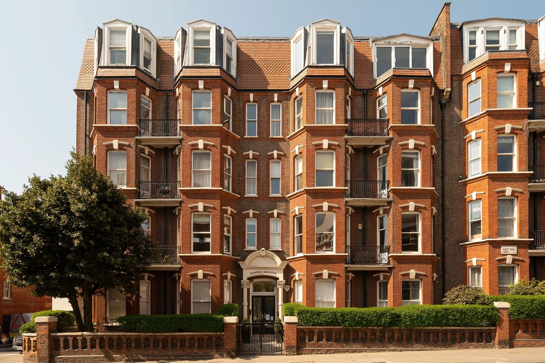 Flat Sandwell Crescent in Greater London