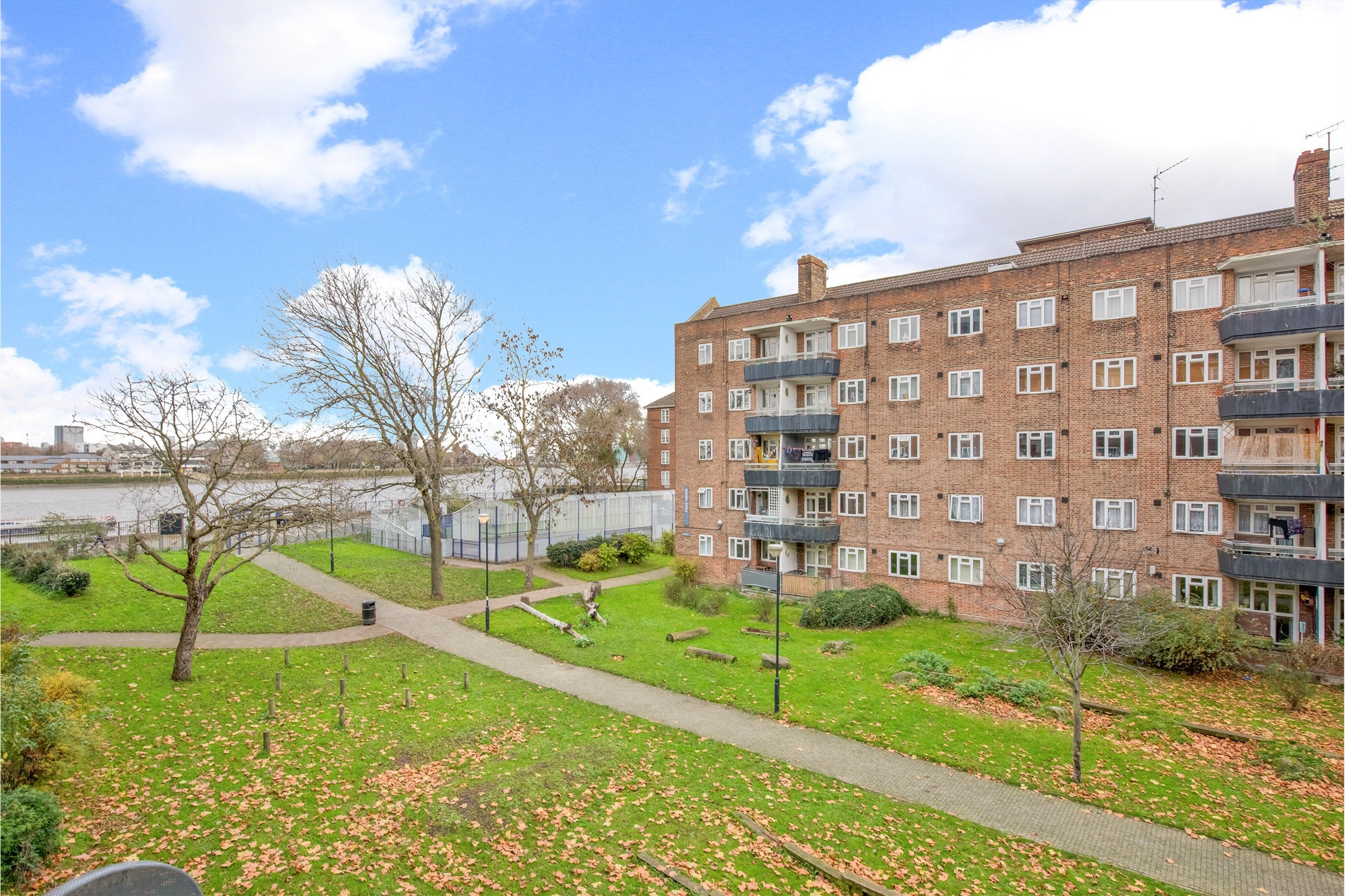 Flat Thames Street in Greater London