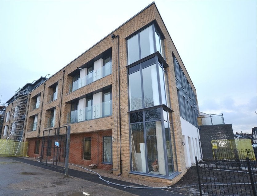Flat Warwick Road in Greater London