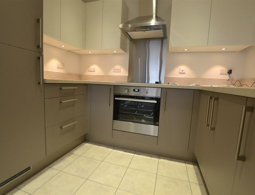 Flat Warwick Road in Greater London
