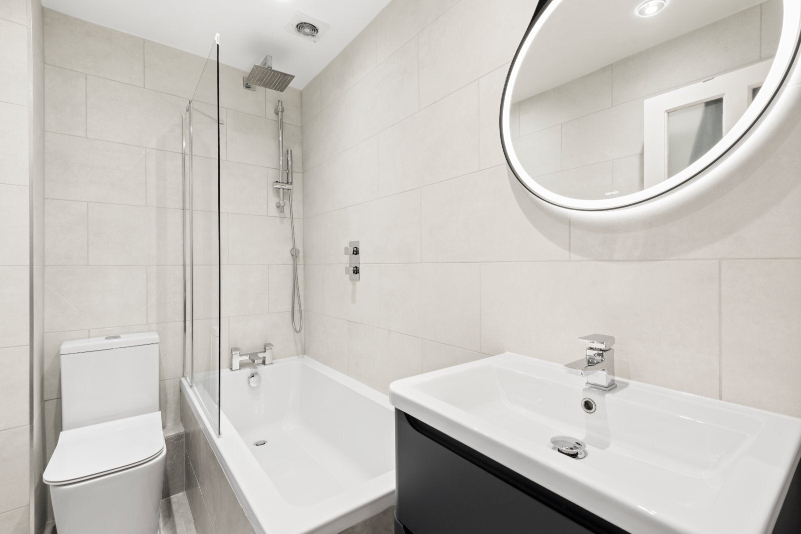 Flat Whittingstall Road in Greater London