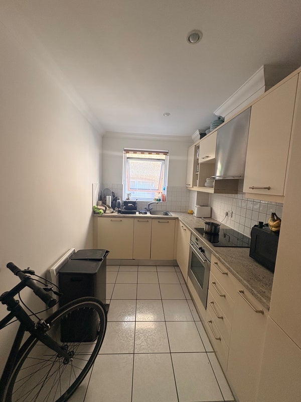 Room Campbell Road in Greater London
