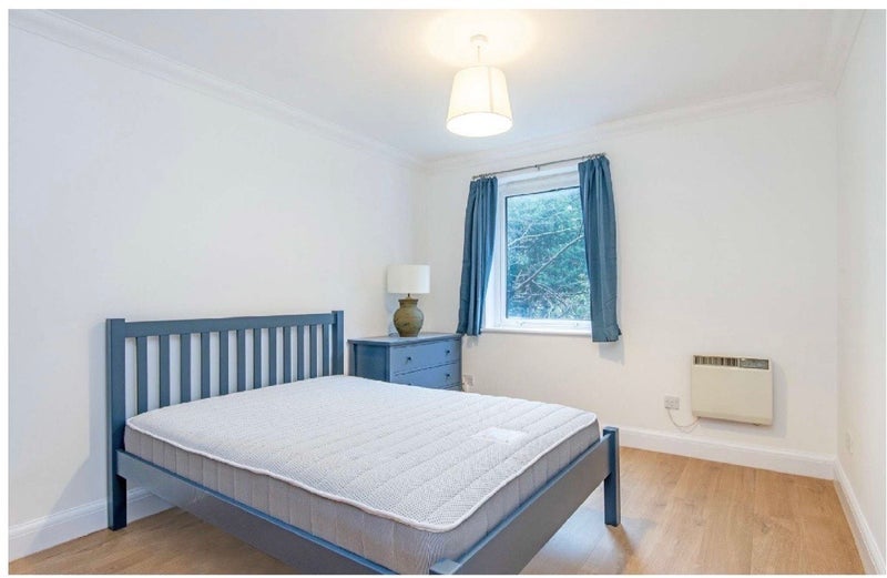 Room Campbell Road in Greater London