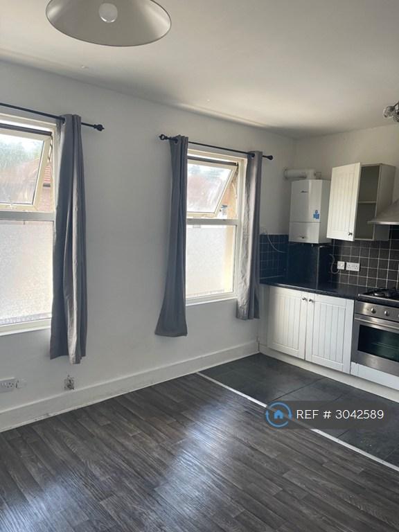 Flat Cobden Road in Greater London
