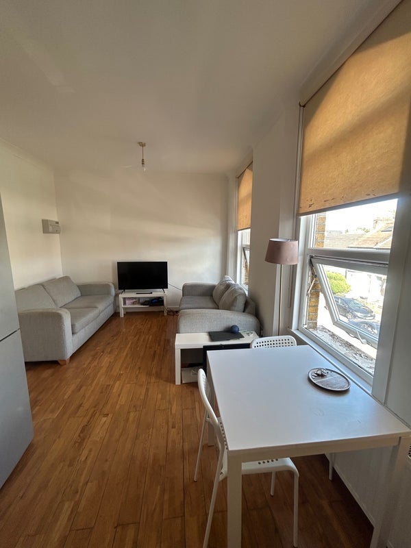 Room Maybank Road in Greater London