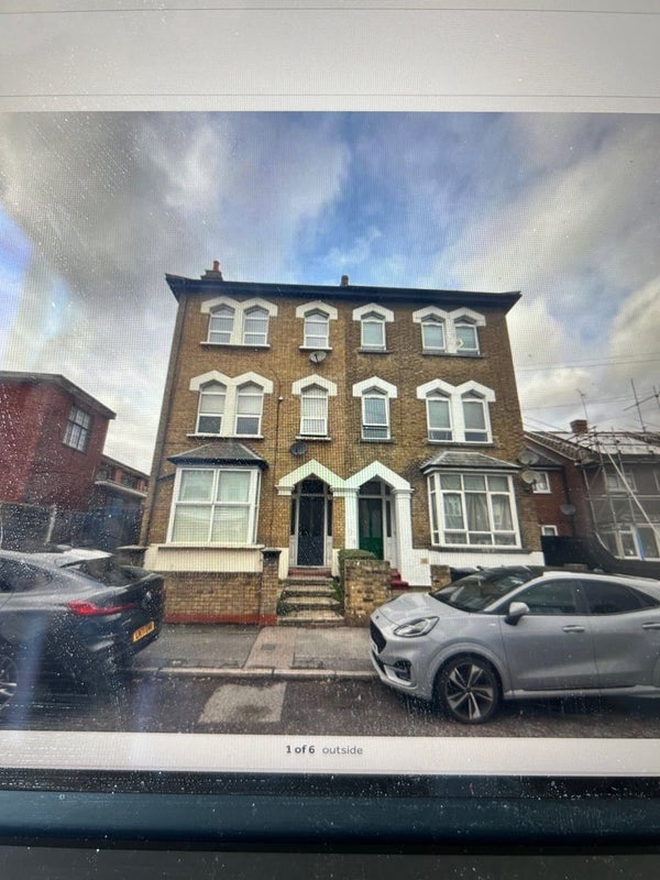 Room Maybank Road in Greater London