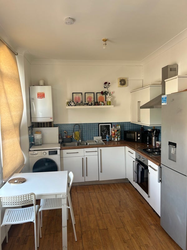 Room Maybank Road in Greater London