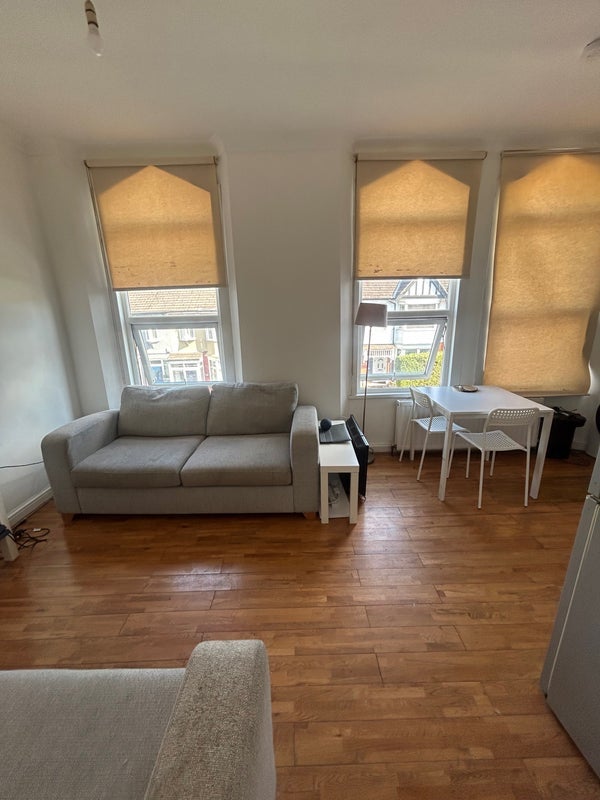 Room Maybank Road in Greater London