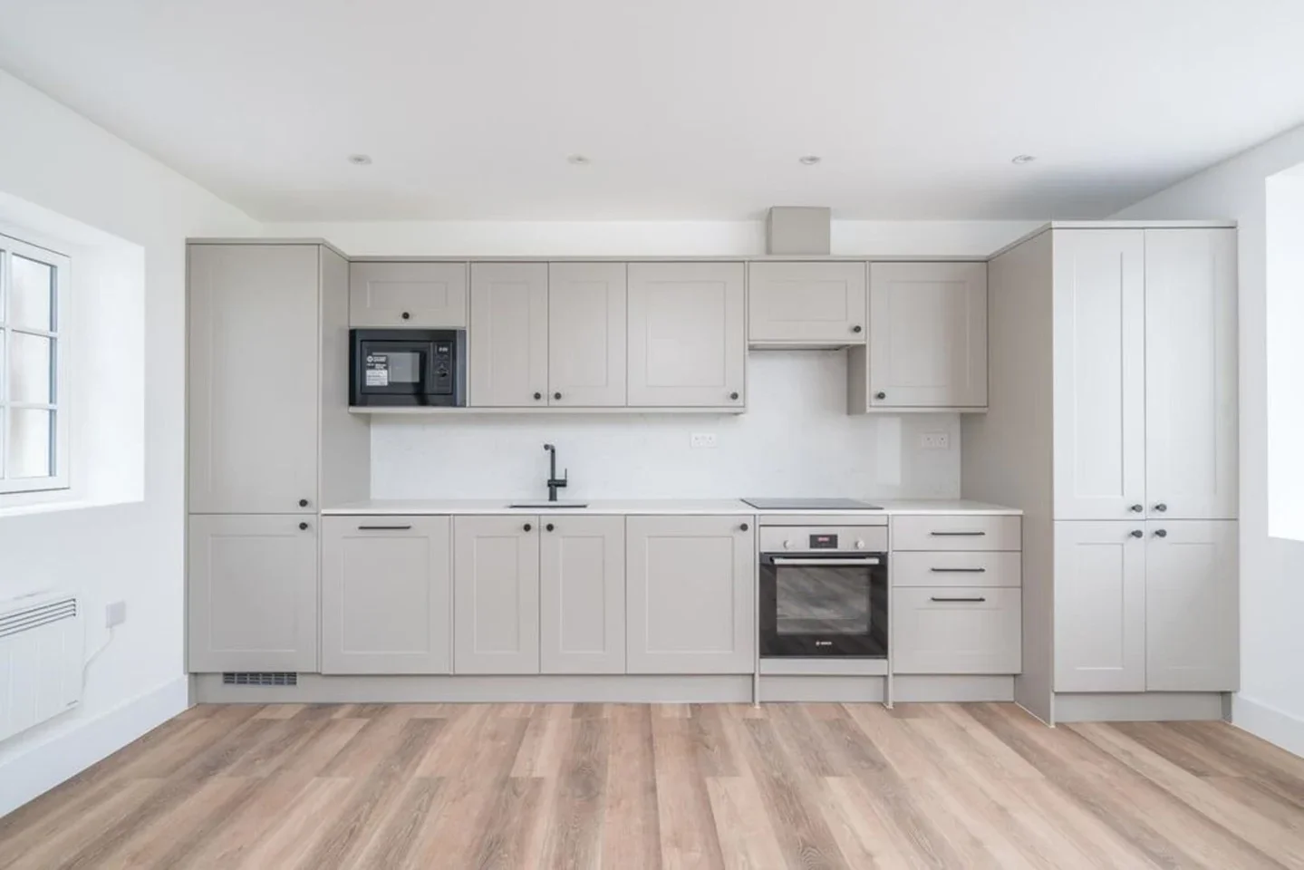 Flat Hampton Court Road in Greater London
