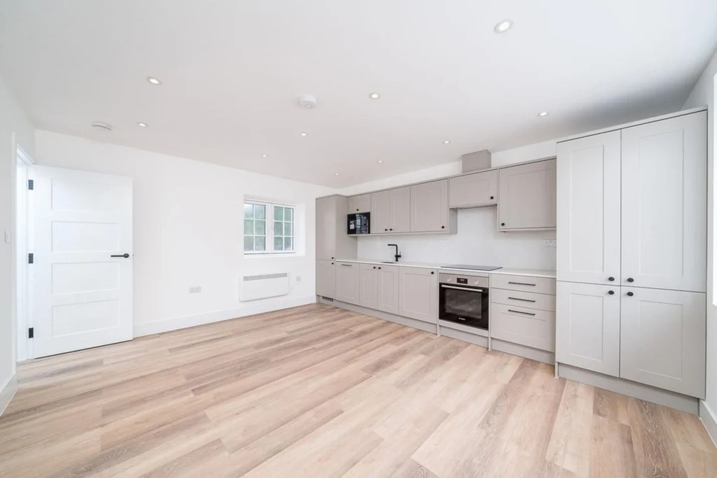 Flat Hampton Court Road in Greater London